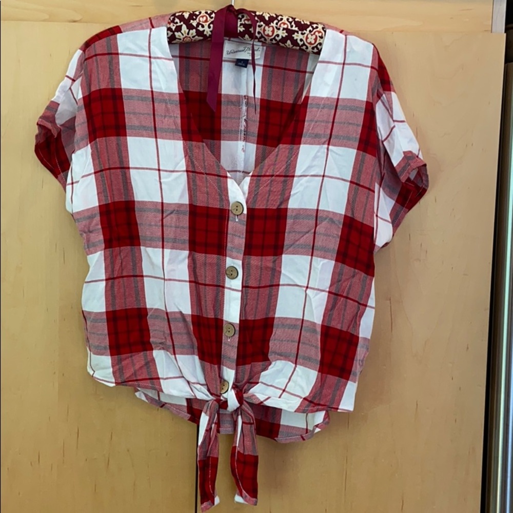 Universal threads tie button down